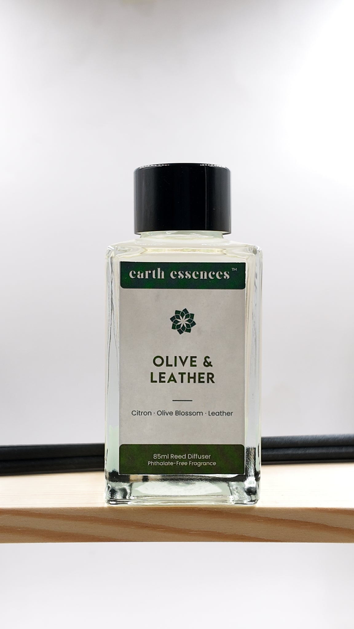 Olive Blossom & Leather Aroma Reed Diffuser 🐾